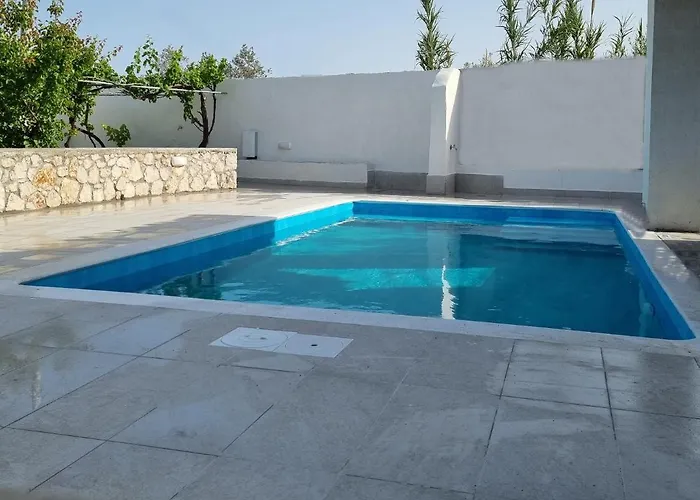 Lianas Garden House