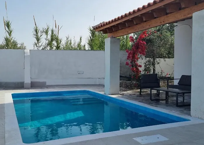 Lianas Garden House *