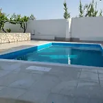 Lianas Garden House